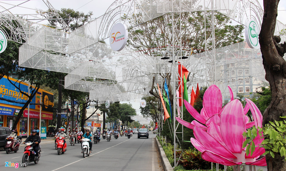 Cận cảnh đường đèn có cổng chào ở Cần Thơ xôn xao Facebook